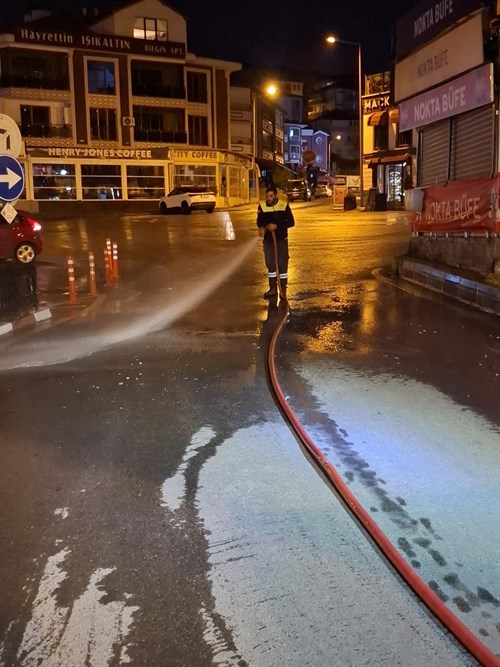 YOL VE KALDIRIMLAR YIKANIYOR