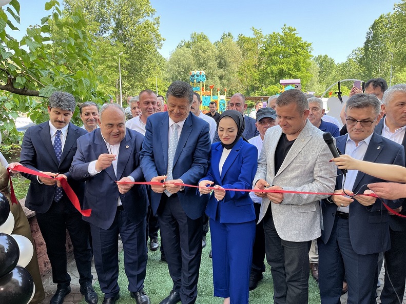 "AÇILIŞ KURDELESİNİ KESTİ"