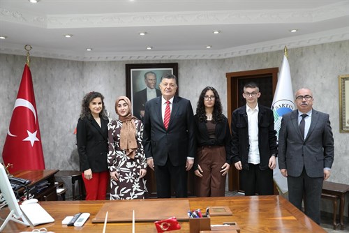 BAŞKAN, KOLTUĞU ÇOCUKLARA DEVRETTİ